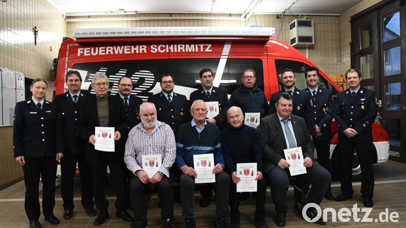 Die Geehrten der Feuerwehr Schirmitz mit der Feuerwehr-Führung und den Ehrengästen. Bild: hcz