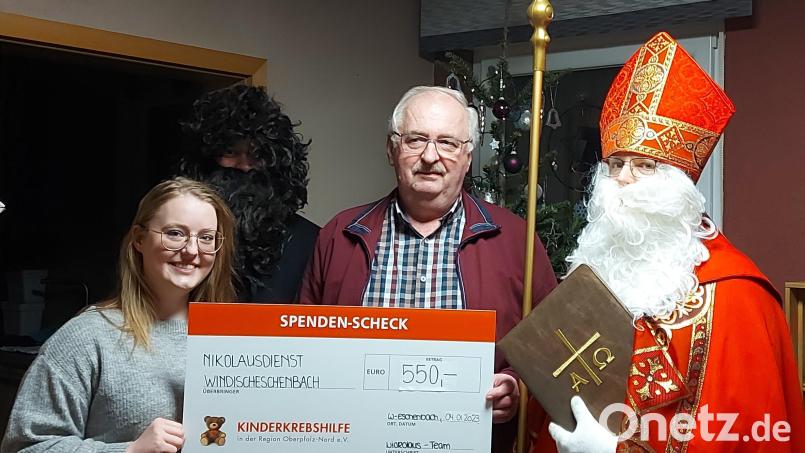 Der Vorsitzende der Kinderkrebshilfe Herbert Putzer (Mitte) freut sich über die Spende von Sophia Schieder vom Nikolausteam Windischeschenbach. Bild: Isabel Schieder/exb