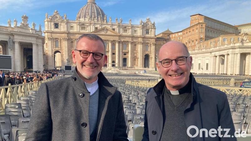 Pfarrer Dr. Thomas Vogl (links) mit Domprobst Dr. Franz Frühmorgen am Mittwoch vorm Petersdom in Rom. Bild: Dr. Thomas Vogl/exb
