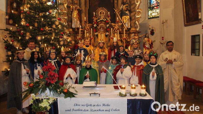 Aussendung der Sternsinger in Ebnath: Pfarrer Pater Anish George (rechts) segnete sie beim Gottesdienst in der Pfarrkirche. Bild: soj