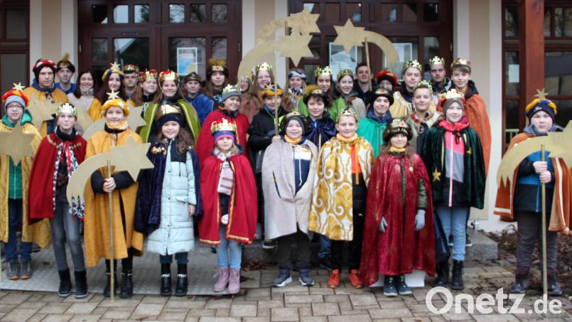 34 Kinder und Jugendliche machten sich in der Pfarrei Kirchenthumbach auf den Weg, um Kinder in Not zu helfen. Vorbereitet wurden sie von Pfarrer Augustin Lobo und Gemeindereferentin Waltraud Dobmann. Bild: lep