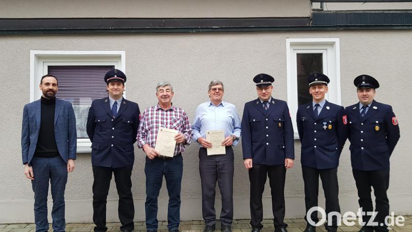 In Anerkennung ihrer Verdienste in der Feuerwehr Heumaden erhalten Hans Kraus und Hans Hanauer (von links) für 50 Jahre Mitgliedschaft Ehrenurkunden. Dazu gratulieren Bürgermeister Armin Bulenda, zweiter Vorsitzender Thomas Kleber, erster Vorsitzender Matthias Grünbauer, Kommandant Johannes Hoch und Jugendwart Raphael Sier (von links). Bild: gi