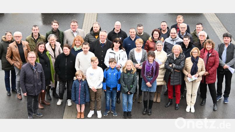 Die Teilnehmer und Akteure der Sorghofer Waldweihnacht mit Sam Kraus (rechts) an der Spitze treffen sich, um den Erlös zu spenden. Bild: gf