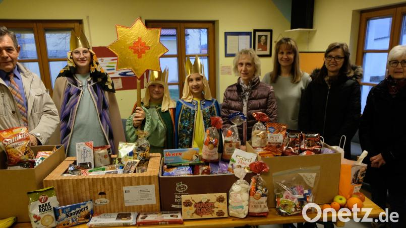 Die Flosser Sternsinger unterstützen die Aktion der Tafel „Hilfe für Menschen in Not „. Bei der Spendenübergabe waren mit dabei Pfarrer Max Früchtl, Helen Noetzel, Lukas Blödt, Linda Puttke, Christa Neubeck, Sandra Neubeck-Weiser, Elisabeth Lehner und Eli Dressler (von links). Bild: le