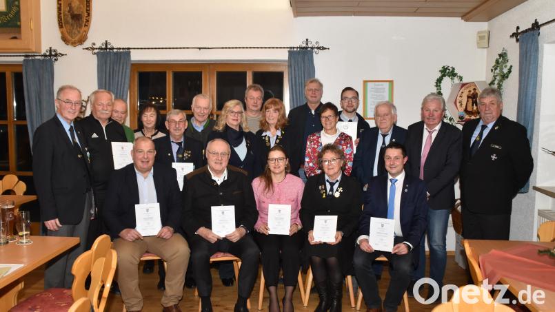 Lange Jahre sind die Stadträte (vorne sitzend) schon Mitglieder bei der 7er-Kameradschaft. Alfons Betzl (rechts) und Vorsitzender Peter Ertl (links) zeichneten sie mit Urkunden und Ehrennadeln aus. Bild: hcz