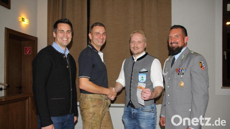 André Naumann (Zweiter von links) hat in diesem Jahr zum ersten Mal die Sportabzeichenaktion geleitet und auch das Goldene Sportabzeichen abgelegt. Dafür dankten ihm und gratulierten (von links) Bürgermeister Rudolf Teplitzky, KSK Vorsitzender Christian Schießl und der &quot;Spieß&quot; der Patenkompanie, Oberstabsfeldwebel Lars Pillar. Bild: frd