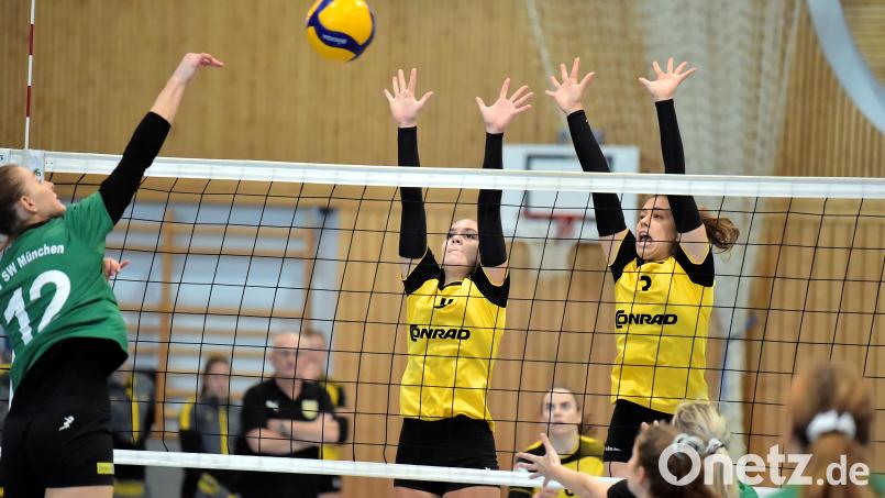 Mit einer Niederlage bei der Bundesliga-Reserve von NawaRo Straubing starteten die Hahnbacherinnen (in der Mitte Emma Peter, rechts Mira Sperber) in das neue Jahr. Archivbild: Hubert Ziegler