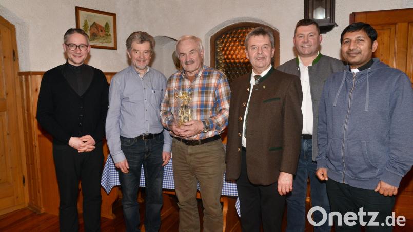 Seit 40 Jahren pilgert Josef Schafbauer (Dritter von links) mit der Pleysteiner Fußwallfahrt zur Schwarzen Madonna in Altötting. Pilgerführer Bernhard Meiler (Dritter von rechts) dankt für diese Treuer mit einer handgeschnitzten Schwarzen Madonna. Über dieses einmalige Engagment freuen sich auch Stadtpfarrer Adam Karolczak und Johann Walbrunn (von links) sowie Pater John Galli und Bürgermeister Rainer Rewitzer (von rechts). Bild: bey