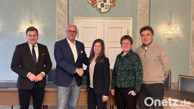 In einem Übergabegespräch im Wunsiedler Rathaus übergab der bisherige Chef André Zaus den Staffelstab an die neue kaufmännische Leiterin Ève-Marie Labrie-Loiselle. Bild: Stadt Wunsiedel