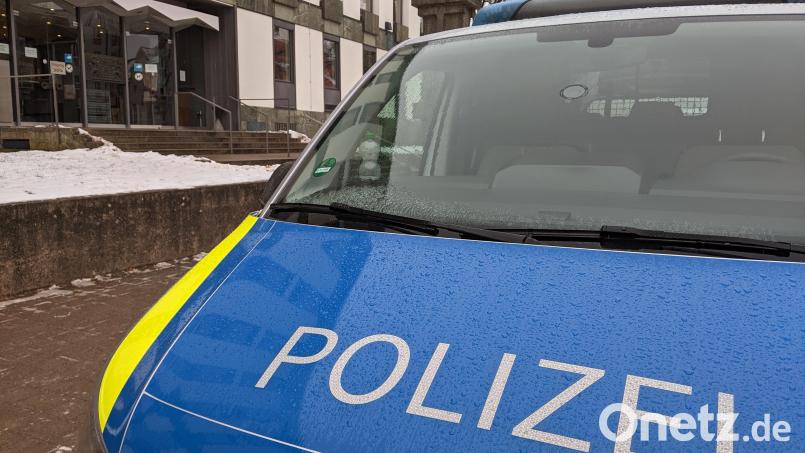 Einer der Polizeibusse, die am Montag vor dem Weidener Justizgebäude standen. Vier der fünf Angeklagten sitzen in vier verschiedenen Gefängnissen in Untersuchungshaft. Bild: rsc