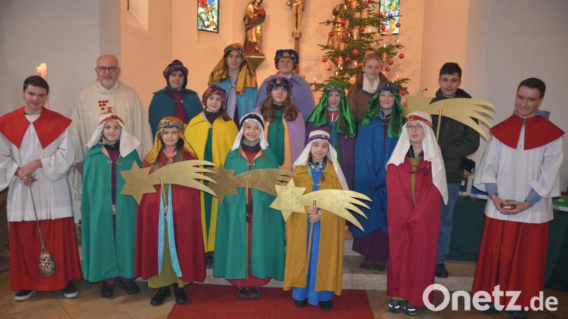 16 Sternsinger zogen in der Expositur Steinmühle in vier Gruppen aus, um die Häuser und Wohnungen der Pfarrei zu besuchen und dort die guten Wünsche der Dreikönige zu überbringen. Zuvor wurden sie in der Pfarrkirche von Stadtpfarrer Anton Witt ausgesendet. Bild: jr