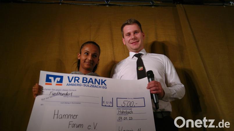 Nada Al-Absi freut sich mit Martin Wawersig über die große Spende. Bild: mma