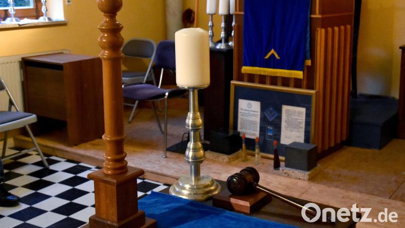In diesem mit Symbolen gespickten Tempel bei Hahnbach halten die Brüder der neuen Sulzbach-Rosenberger Loge „Septem Fontes“ ihre Treffen ab. Oft spielen dabei feierliche Zeremonien eine Rolle – wie bei der Neuaufnahme eines Bruders. Ein solch mehrstündiges Ritual vergesse der Betroffene sein ganzes Leben nicht, heißt es. Bild: Stephan Huber