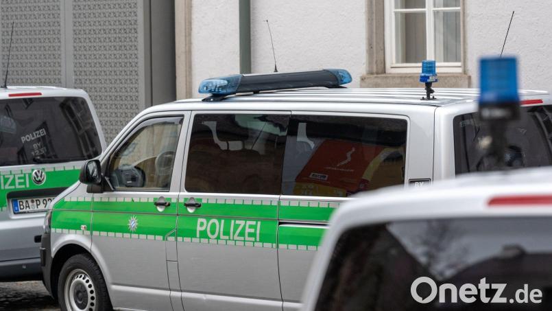 Polizeifahrzeuge in der Innenstadt von Regensburg. Die Polizei sucht weiter nach einem geflohenen Häftling. Bild: Armin Weigel/dpa