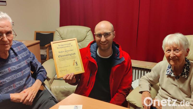 Robert Schneider (links) wurde bei der Weihnachtsfeier der Krippenfreunde Tirschenreuth zum Ehrenmitglied ernannt. Da er die Veranstaltung nicht besuchen konnte, wurde die Ehrung durch Vorsitzende Marianne Stangl und Stellvertretenden Vorsitzenden Peter Stahl (Mitte) nachgeholt. Mit im Bild ist Schneiders Ehefrau Christl. Bild: tsp