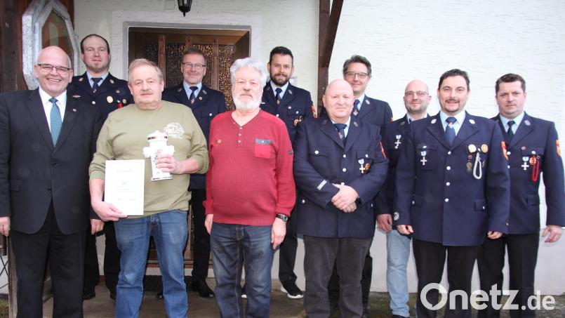 Die Feuerwehr Ottengrün zeichnete langjährige Mitglieder aus. Von links Bürgermeister Klaus Meyer, Daniel Ott, Gerhard Grillmeier, Oswald Weig, Erwin Nerdinger, Alexander Sturm, Wolfgang Zant, Hans-Jürgen Maischl, Christian Ulrich sowie Kommandant Norbert Scharnagl und Vorsitzender Florian Dietl. Bild: kro