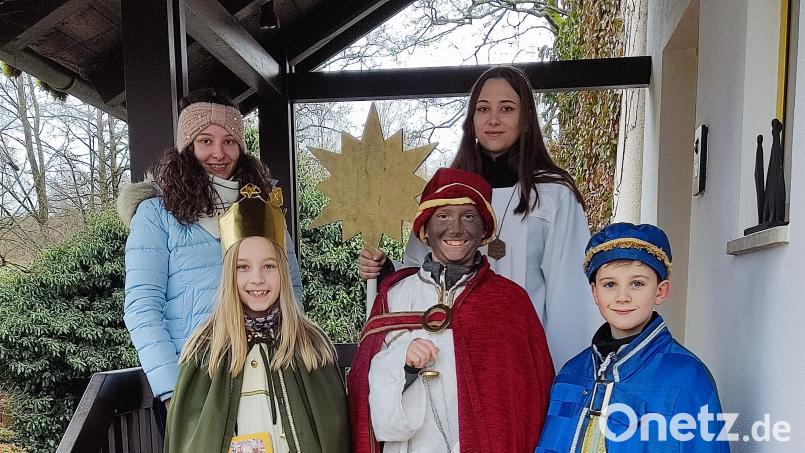 Lotta, Patrick und Hendrik Veigl (vorne von links) zogen als Sternsinger von Haus zu Haus. Lena und Sternträgerin Julia Kuchenreuther (hinten von links) begleiteten sie dabei. Bild: whü