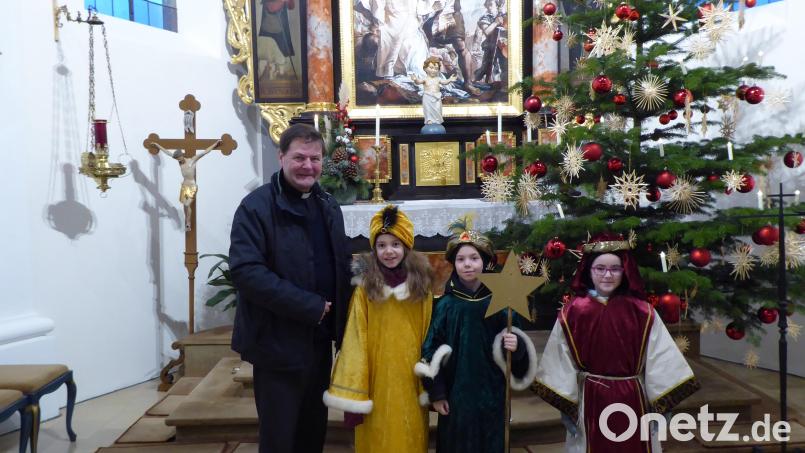 Pfarrer Hans Zeltsperger mit einer der sechs Gruppen, die sich bei der Sternsingeraktion in der Pfarrei Edelsfeld engagiert haben. Bild: Kath. Pfarrei St. Stephanus Edelsfeld/exb
