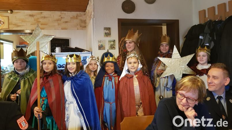 Die Sternsinger von Heumaden überbringen die Segenswünsche und bitten um Spenden für das Kindermissionswerk sowie Pater Ferdinand. Bild: gi