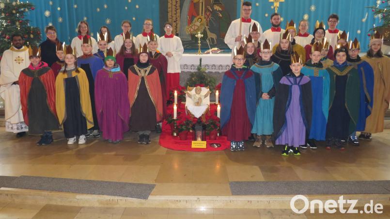 Die Ministranten der Pfarrei Altenstadt/WN sammelten als Sternsinger für Kinderhilfsprojekte Bild: adj