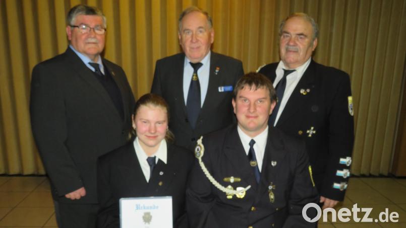 Peter Heinrich und seine Tochter Jasmin(sitzend) erwarben Schießnadeln des Bayrischen Soldatenbund mit dem Lufrgewehr.. Bild: adj