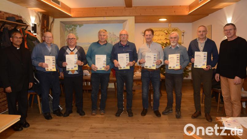 Pfarrer Pater James Mudakodil (links), Bürgermeister Reinhard Sollfrank (rechts) ehrten gemeinsam mit dem für 25-jährige Mitgliedschaft geehrten Vorsitzenden Max Simmerl (Zweiter von rechts) die langjährigen Mitglieder Albert Neumann (60 Jahre), Lorenz Hösl, Wolfgang Hösl, Hans Schäfer (alle 40 Jahre), Hans Hausner und Michael Skutella (beide 25 Jahre). Bild: bey