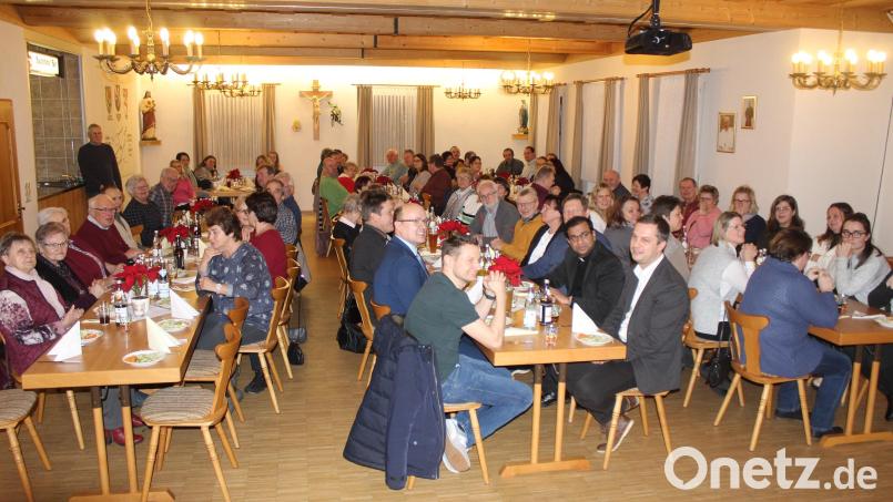 Die Pfarrei Ebnath hatte zum Helferessen geladen. Dabei waren auch Pfarrer Pater Anish George und Bürgermeister Wolfgang Söllner (mittlerer Tisch). Bild: soj