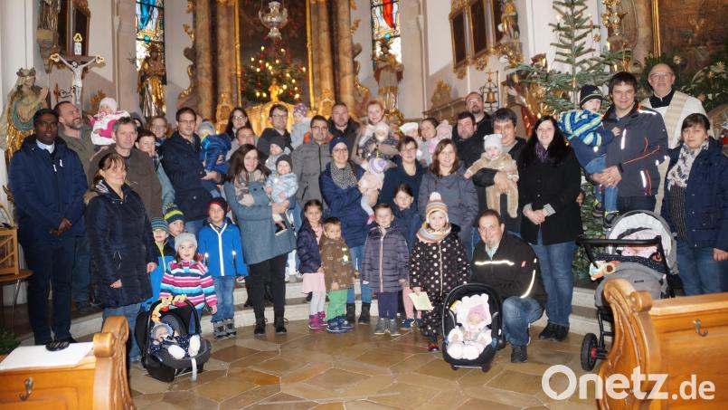 Die Familien der Pfarreiengemeinschaft Teunz, Niedermurach und Pertolzhofen kamen mit ihren Täuflingen des Jahres 2022 zu einer Andacht in die Kirche Bild: wel