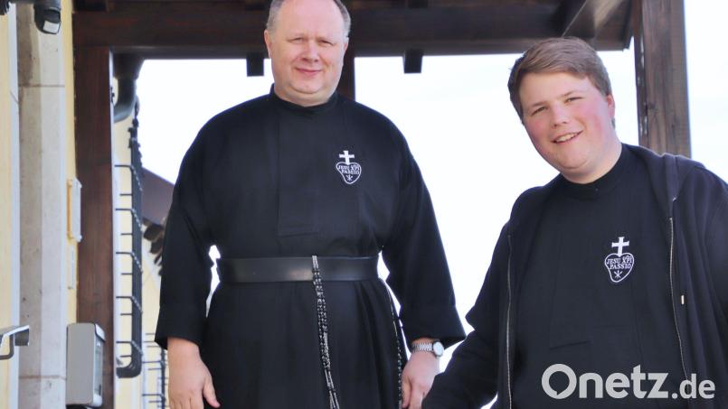 Passionisten-Frater Benedikt Eble hatte im vergangenen Jahr als &quot;Bayerns jüngster Mönch&quot; für Schlagzeilen gesorgt, hier mit Pater Lukas Temme, dem Rektor des Schwarzenfelder Klosters. Bild: Dobler
