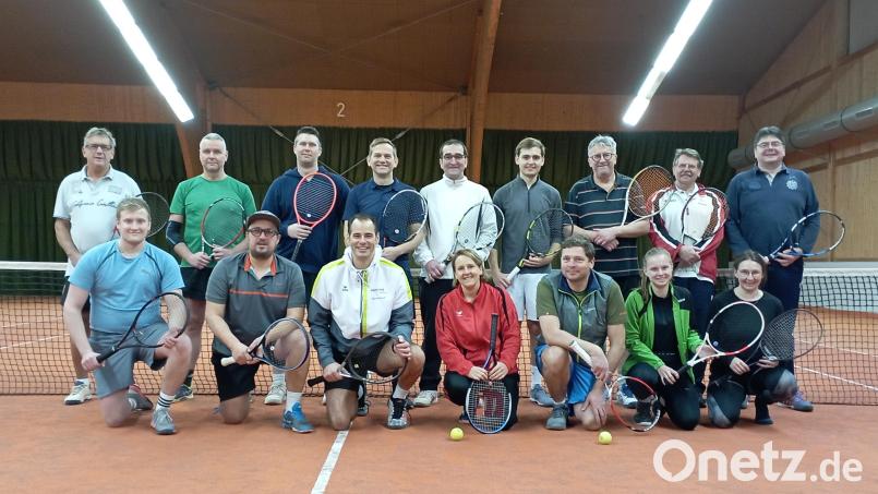 Sie beteiligten sich über sechs Stunden hinweg am Mixed-Doppel-Turnier der Tennissparte des SV Mitterteich: (stehend, von links) Walter Messer, Markus Burger, Steffen Hauser, Herbert Schicker, Martin Werner, Luis Kern, Reinhard Betzl, Wolfgang Kolb und Gerald Schmid sowie (knieend, von links) Julian Ponnath, Matthias Zwerenz, Heiko Faltenbacher, Silke Schicker, Hans-Peter Kern, Anna-Lena Messer und Ursula Schmid. Bild: SV Mitterteich/exb