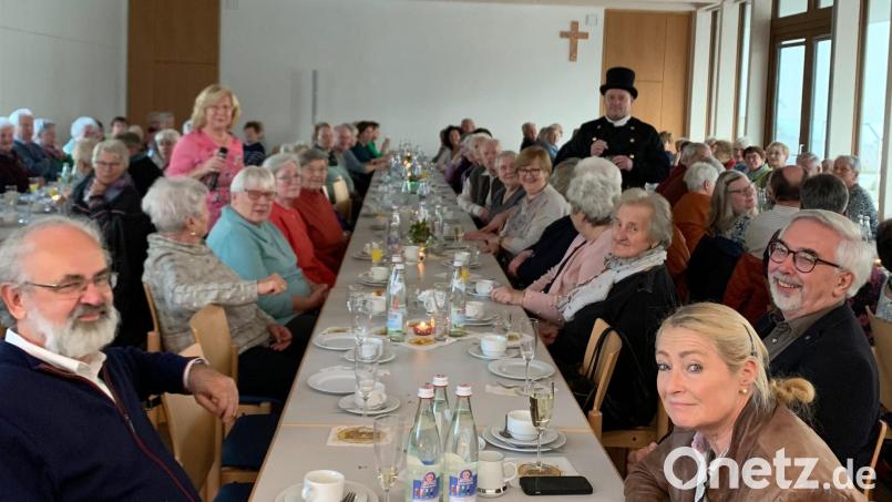 Zahlreiche Besucher kamen zum Neujahrsempfang für Senioren in Schwarzenfeld. Überraschungsgast war Bezirksschornsteinfeger Christian Dunzer, der für Schwarzenfeld zuständig ist. Bild: Silvia Beck/exb