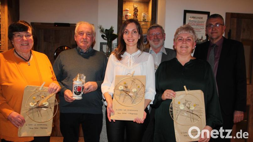 Ausgeschiedene Mitarbeiter und Mitarbeiterinnen wurden mit kleinen Geschenken verabschiedet. Unser Bild zeigt (von links) Irida Haberkorn, Herbert Haberkorn, Katharina Konz, Josef Schmidkonz, Sabine Schöne und Bürgermeister Franz Schöner. Bild: kro