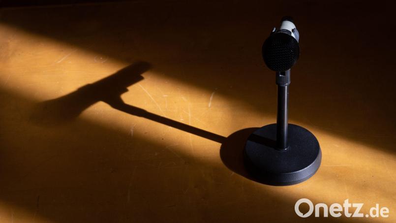 Ein Mikrofon steht in einem Saal eines Gerichts. Symbolbild: Friso Gentsch/dpa