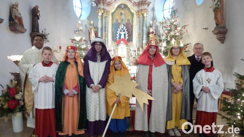 Das Foto zeigt die sieben Sternsinger in der Kirche St. Erhard in Wildenau zusammen mit Pater Antony und Mesner Josef Albrecht. Bild: Reinhard Haise/exb