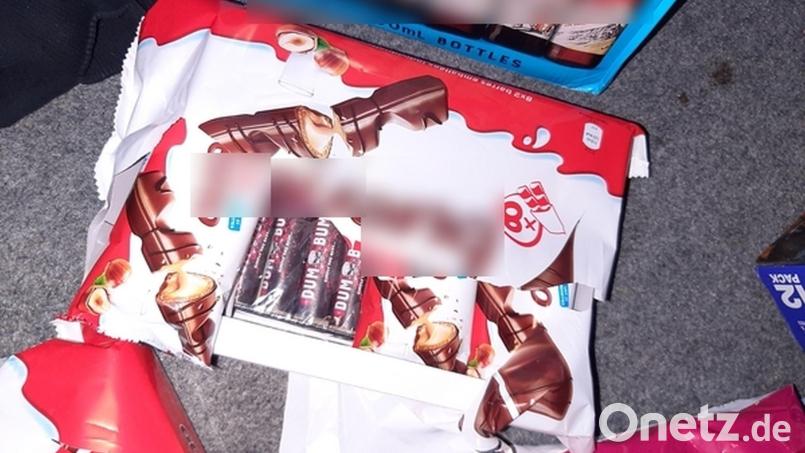 In einer Schokoladenverpackung waren Böller versteckt. Bild: Bundespolizei/exb