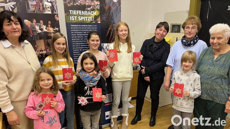 Geschenke als Lohn für Fleiß und Eifer überreichten die Verantwortlichen des Klöppelkreises an den Nachwuchs. Bild: Ludwig Prögler/exb