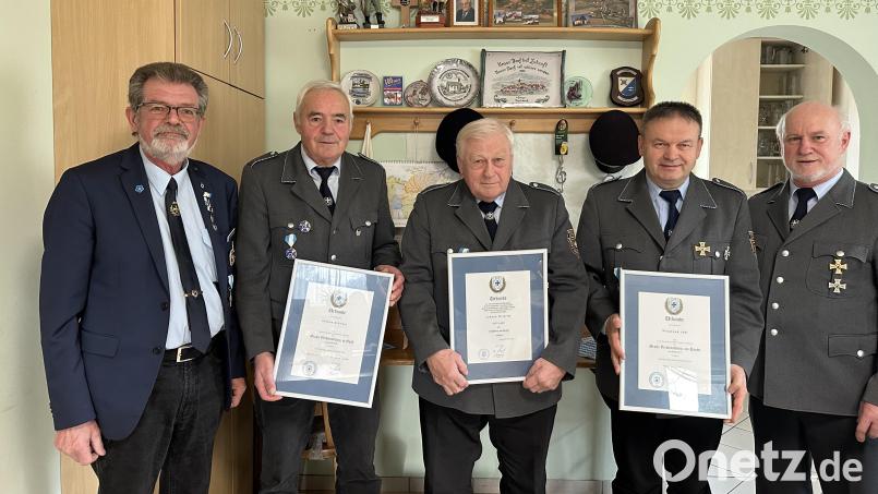 BSB-Kreisvorsitzenden Peter Schottenhaml, Johann Schwarz, Johann Wilhelm, Siegmund Süß und Vorstand Erich Ritz (von links) zeigt das Bild nach den Ehrungen. Bild: Siegmund Süß/exb