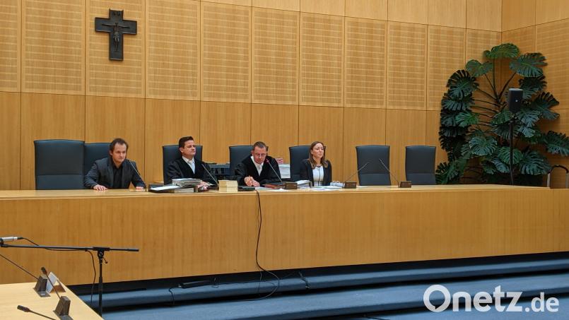 Das Gericht beim Drogenprozess in Weiden mit dem Vorsitzenden Richter Peter Werner (2.v.r) Bild: rsc