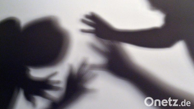 Zwei Häftlinge des Hofer Gefängnisses müssen sich wegen Misshandlung eines Zellengenossen vor dem Landgericht verantworten. Symbolbild: Maurizio Gambarini/dpa