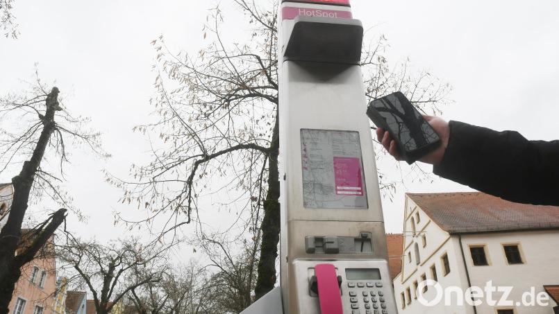 Die alte Telekom Telefonsäule in der Innenstadt in Weiden, versorgt den Unteren und Oberen Markt mit schnellem 5G-Netz. Bild: Gabi Schönberger