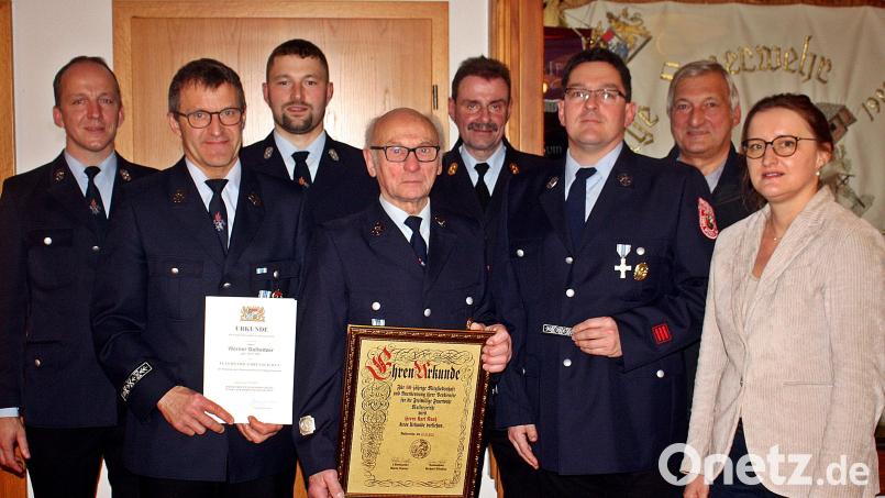 Geehrt wurden für langjährige Treue zur Wehr und für langjährigen aktiven Dienst Mitglieder der Feuerwehr Mallersricht bei der Jahreshauptversammlung von links: Vorsitzender Martin Beutner, Werner Gollwitzer, Kommandant Gerhard Bärnklau, Karl Rauh, Stadtbrandrat Richard Schieder, Martin Wolfbauer, Stadträte Karl Bärnklau und Hildegard Ziegler. Bild: R. Kreuzer