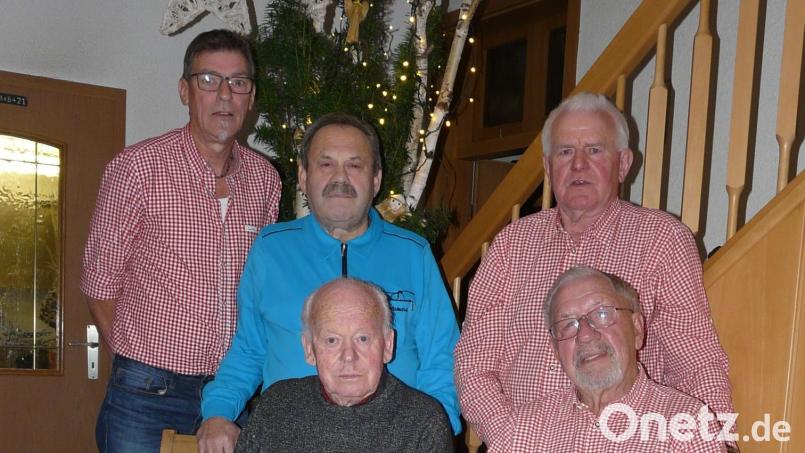 Josef Meiler (sitzend links) übergibt nach 50 Jahren das Amt des Vorsitzenden an seinen bisherigen Stellvertreter Hermann Holzner (hinten rechts). Dazu gratulieren Anton Bruckmüller und Schriftführer Franz Hierl (hinten von links) sowie Vergnügungswart Hans Rieger (sitzend rechts). Bild: egl