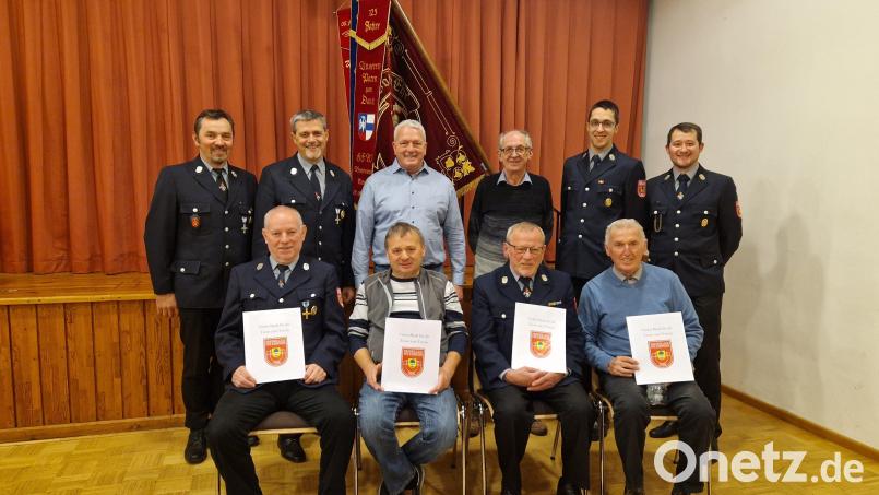 Vorsitzender Andreas Albrecht (hinten, Zweiter von links) und Kommandant Johannes Albrecht (Zweiter von rechts) ehren Thomas Fritsch, Norbert Helgath (hinten, Mitte) sowie Hans Stoiber, Anton Bäcker, Josef Wirth und Günther Fritsch (vorne, von links. Bild: kki