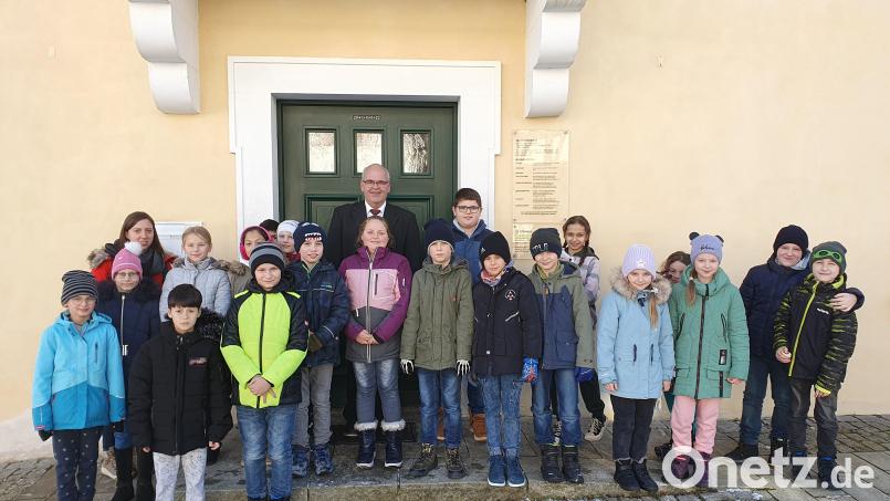 Die Kombiklasse 3/4 der Grundschule Bad Neualbenreuth besuchte mit Klassenleiterin Lisa Lehmann (links hinten) Bürgermeister Klaus Meyer im Rathaus. Bild: lym