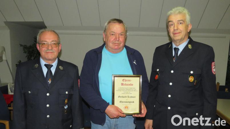 Vorstand Wolfgang Müller (links) und Kommandant Gottfried Amschl (rechts) überreichten die Urkunde an Gerd Lindner. Bild: adj