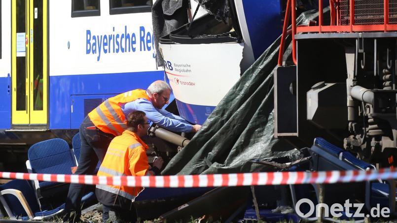 Bahnmitarbeiter arbeiten an einer verunfallten Regionalbahn. Ein solcher Zug ist auch am Dienstag in Oberbayern entgleist. Symbolbild: Karl-Josef Hildenbrand