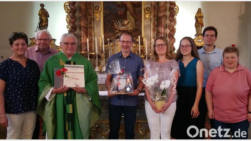 Der Geehrte inmitten seiner Gratulanten: (von links) Pfarrgemeinderatssprecherin Christa Dietl, Kirchenpfleger Alois Baumer, Pfarrer Eugen Wismeth, Franz Laubmeier jun. mit seiner Frau Barbara und Tochter Karin, Christoph Baumer und Martina Höcherl vom Pfarrgemeinderat. Bild: amö