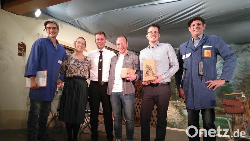 Christof Reichert und Tobias Christau (Vierter und Fünfter von links) werden für ihr Engagement im Ensemble des Hahnbacher Theaters gewürdigt. Es danken ihnen (von links) der langjährige Spielleiter Jürgen Huber, Maria Pienkny (Vorsitzende der Mädchengruppe), KBV-Vorsitzender Martin Wawersig und der derzeitige Regisseur Stefan Gericke. Bild: mma
