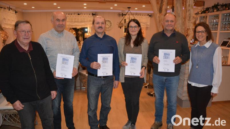 Jahrzehntelange Mitarbeiter ehrte bei einer Jahresabschlussfeier die Firma Landtechnik Malzer. Im Bild (von links) Seniorchef German Malzer, Bernd Riedel, Lorenz Männer, Sandra Franz, Harald Püschner und Firmeninhaberin Karin Riedel. Bild: jr
