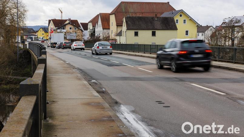 Die kleine Naabbrücke in Schwarzenfeld wird erneuert. Das wird zwei Jahre dauern. Im März soll es losgehen. Bild: Hösamer